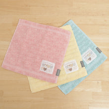 ふくふくにゃんこ みつめてタオルチーフ