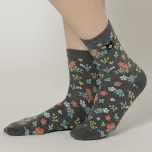 ふくふくにゃんこ 花柄刺繍ソックス