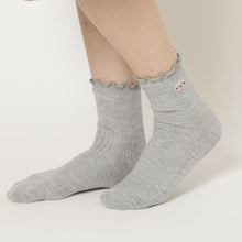 ふくふくにゃんこ メロウ刺繍クルーソックス