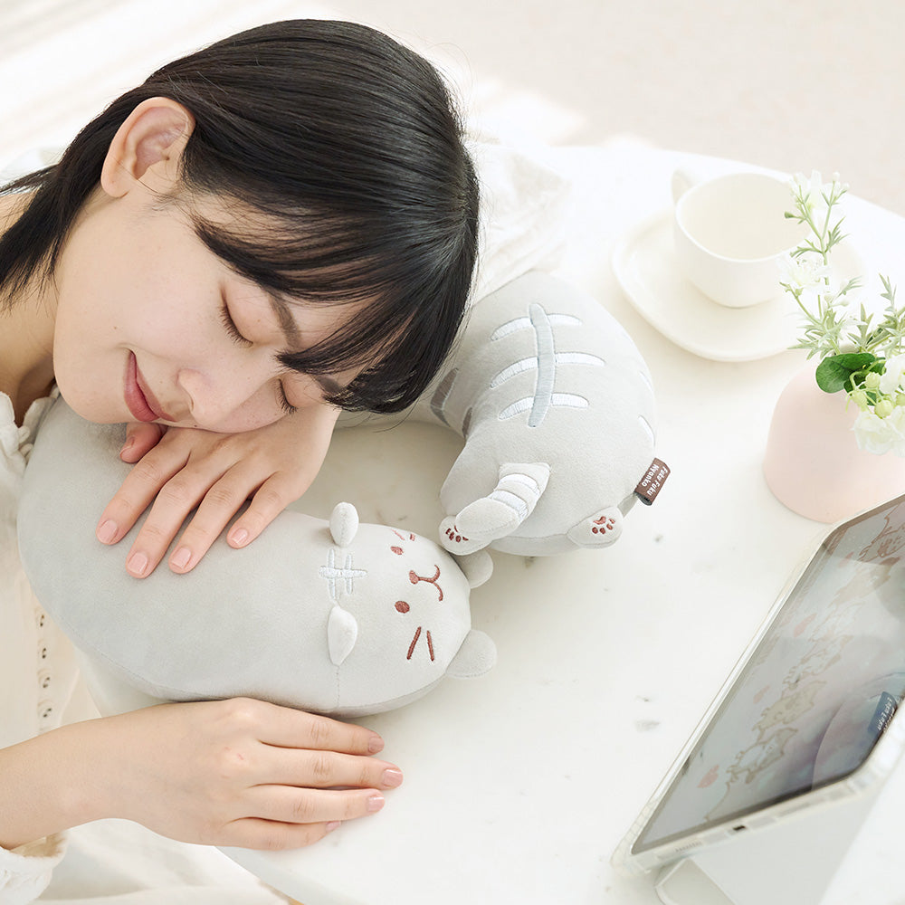 ふくふくにゃんこ なついてネックピロー – HAPiNS online shop