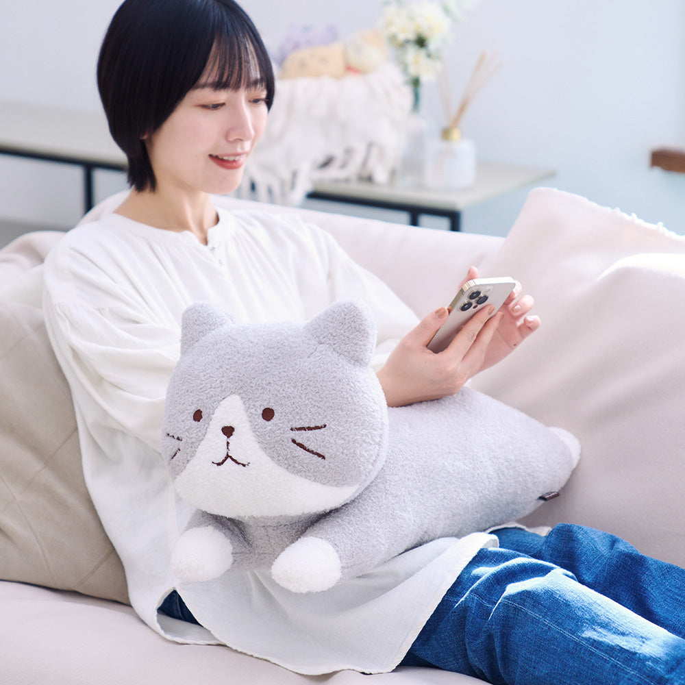 ふくふくにゃんこ ぽわぽわねそべりクッション – HAPiNS online shop
