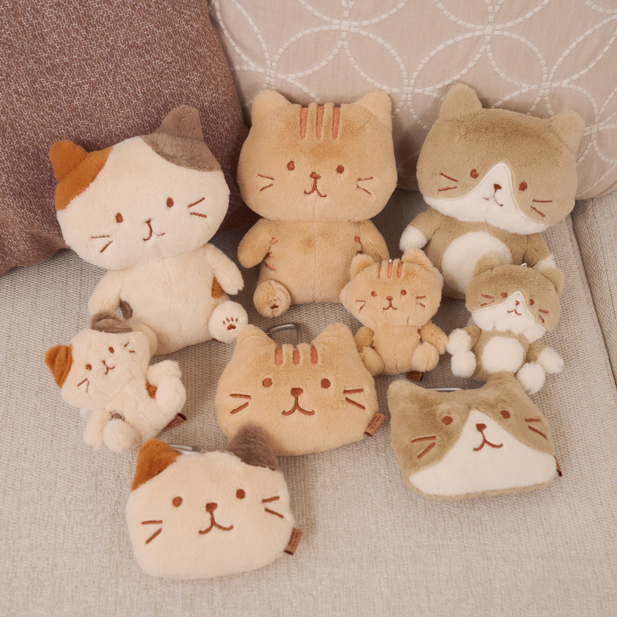 ふくふくにゃんこ ブラウンおすわりマスコット – HAPiNS online shop