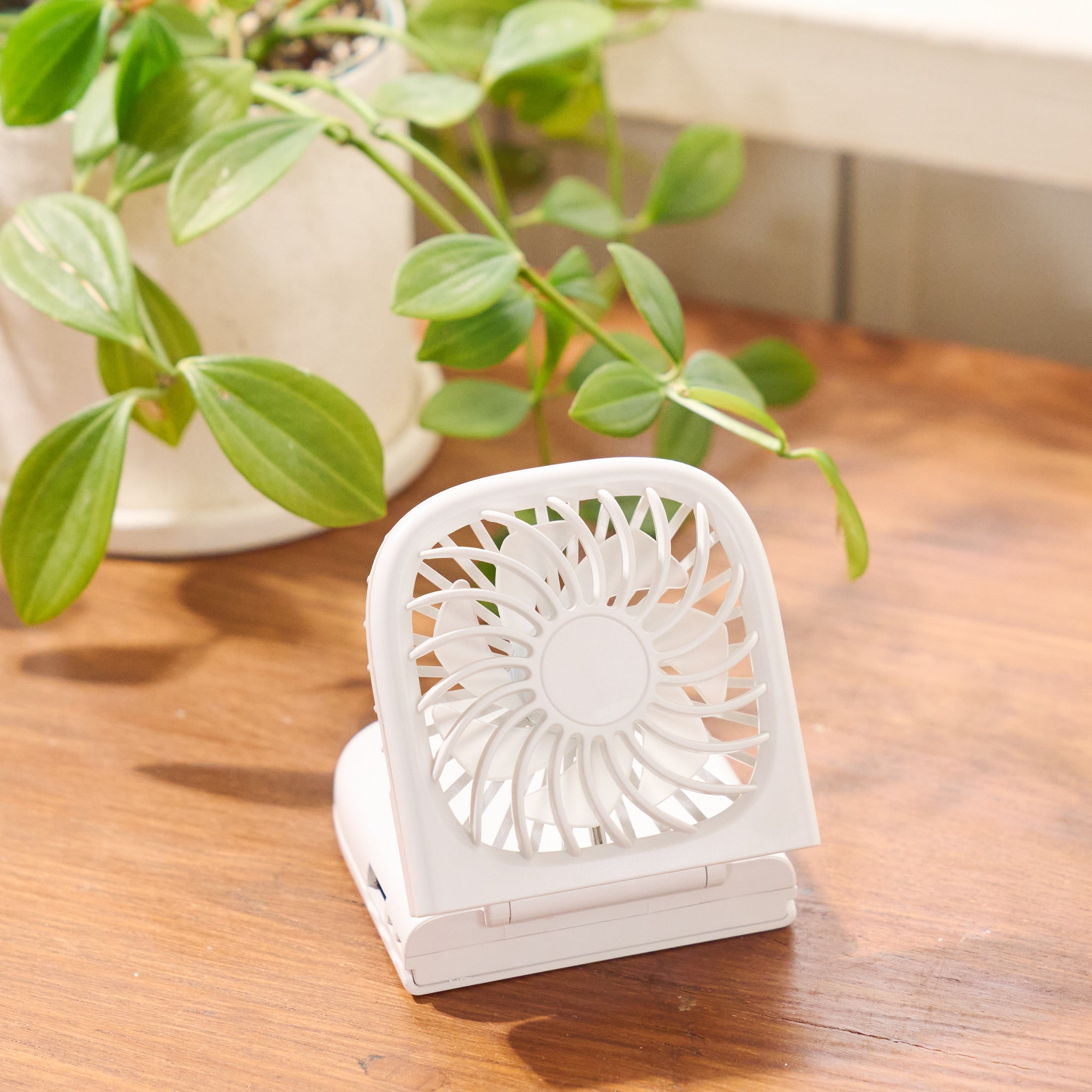 （新品）ハンディ FAN FAN GAHGA ふぁんふぁん　ブラック　白 新品）ハンディ FAN FAN GAHGA ふぁんふぁん ブラック 白