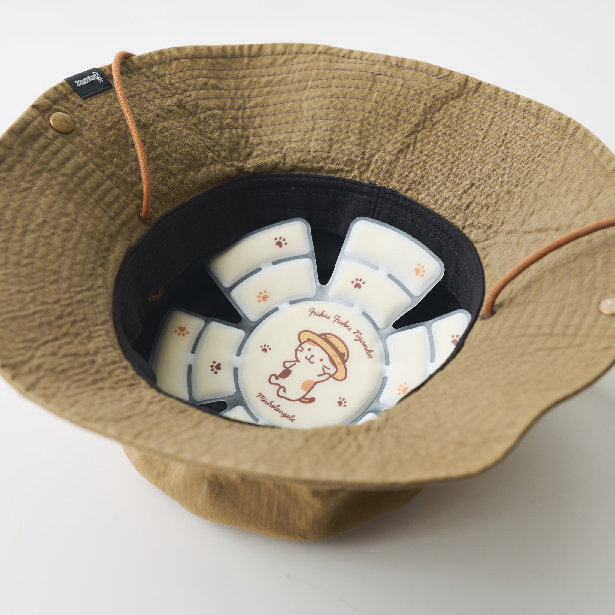 キャンバス油絵 専用 帽子と温かい服を着せてもらったにゃんこ