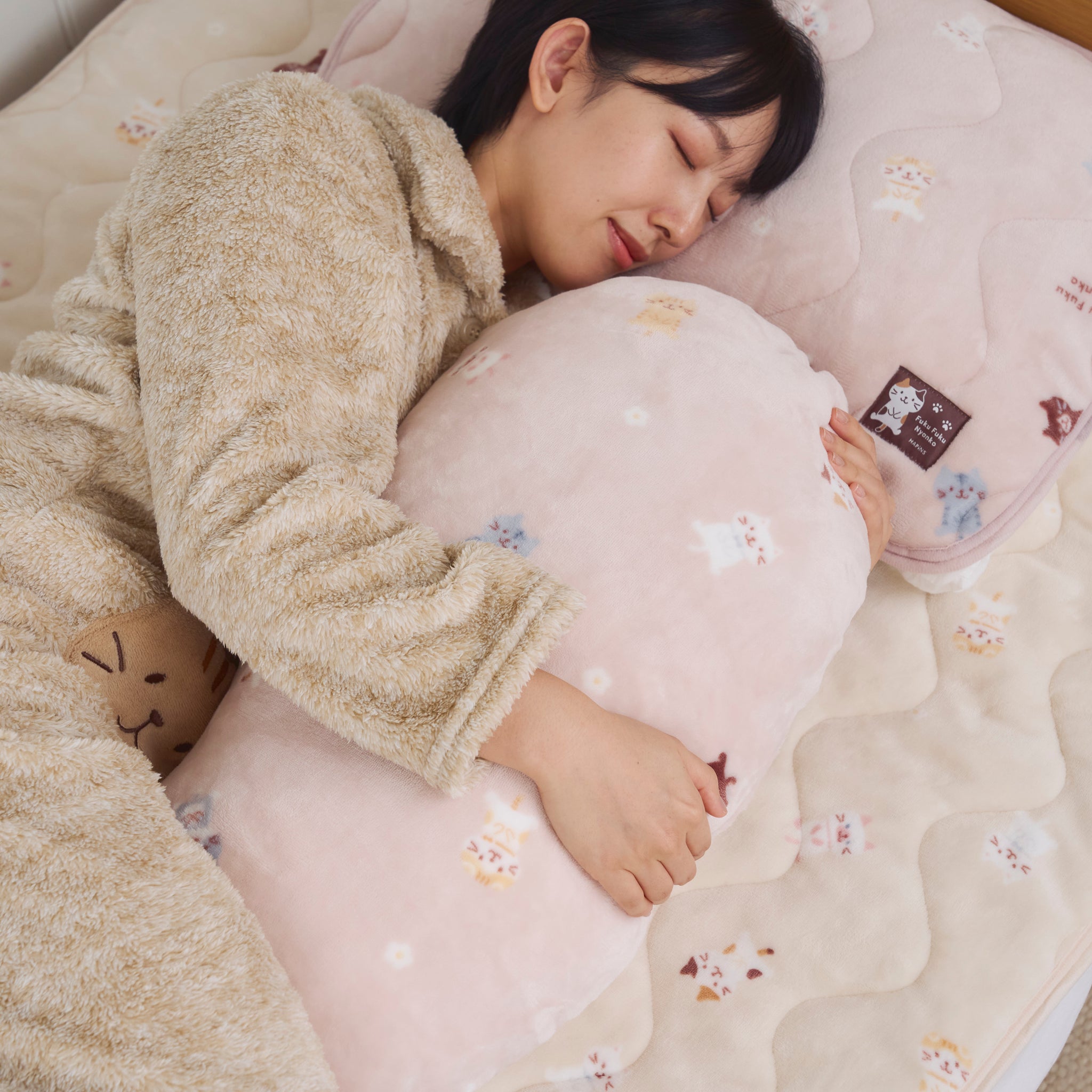 ふくふくにゃんこ フランネル抱き枕 – HAPiNS online shop