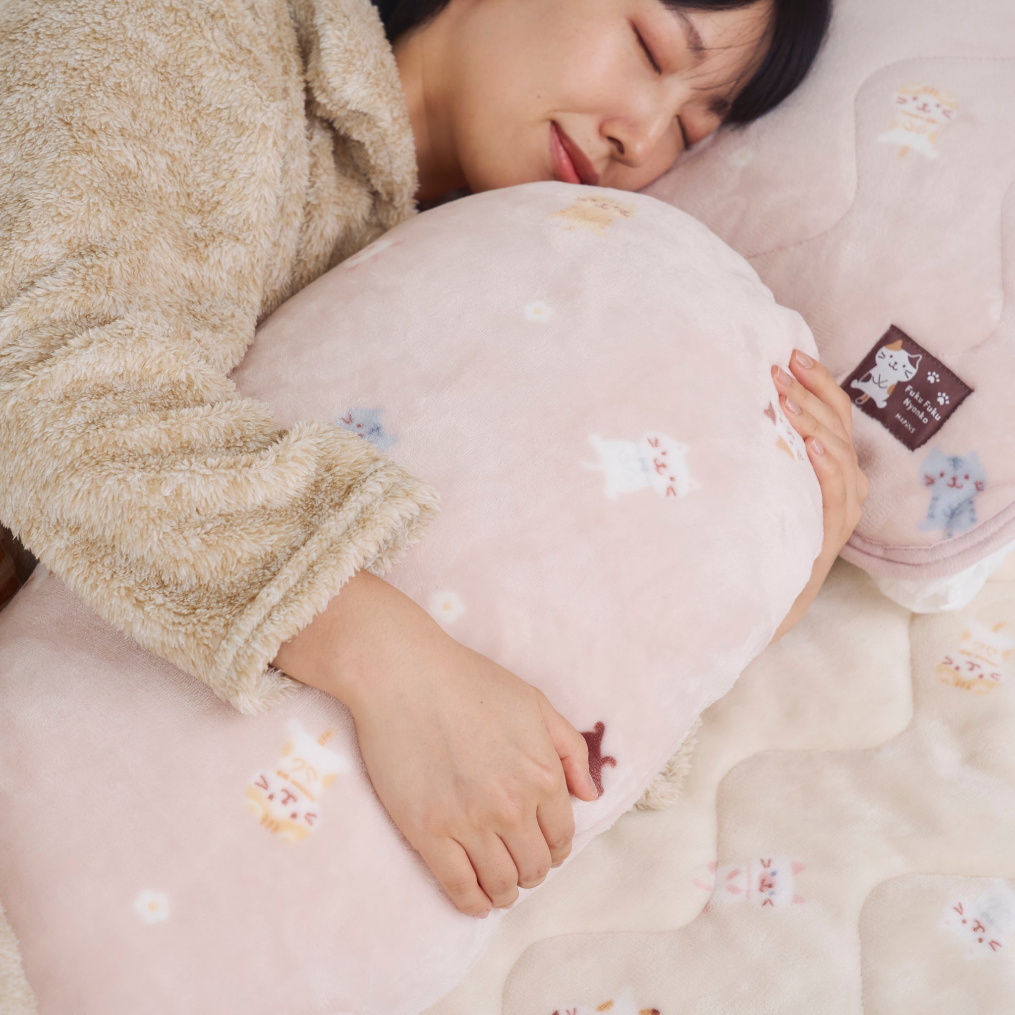 ふくふくにゃんこ フランネル抱き枕 – HAPiNS online shop