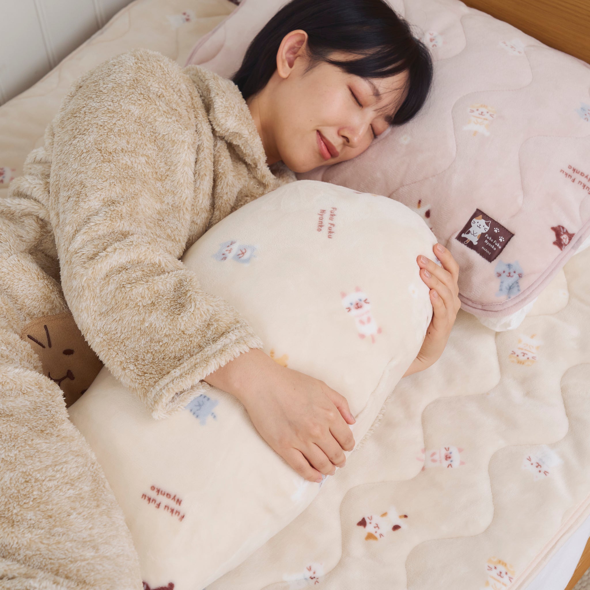 ふくふくにゃんこ フランネル抱き枕 – HAPiNS online shop