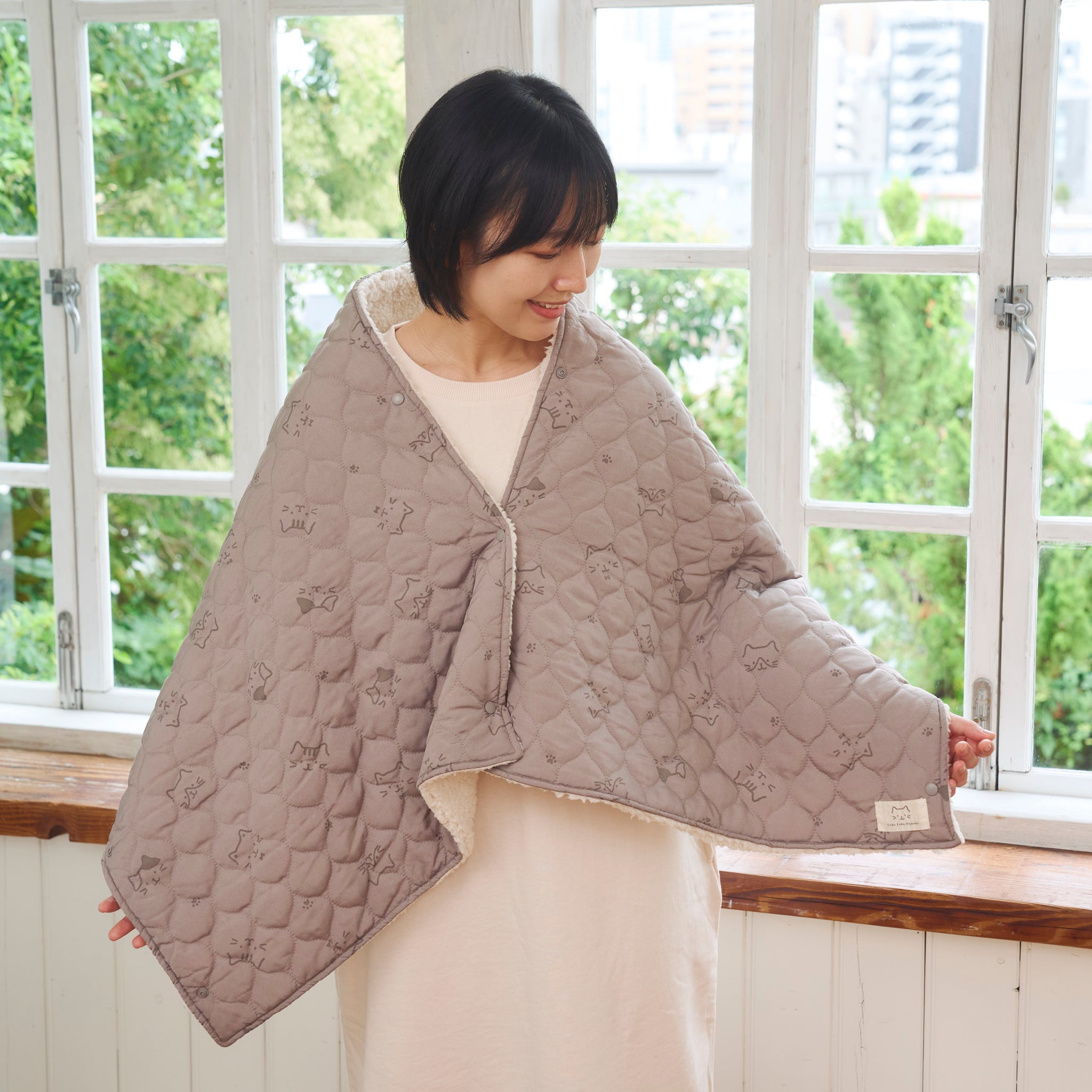 ふくふくにゃんこ 中綿キルト3WAY ブランケット ケープ – HAPiNS