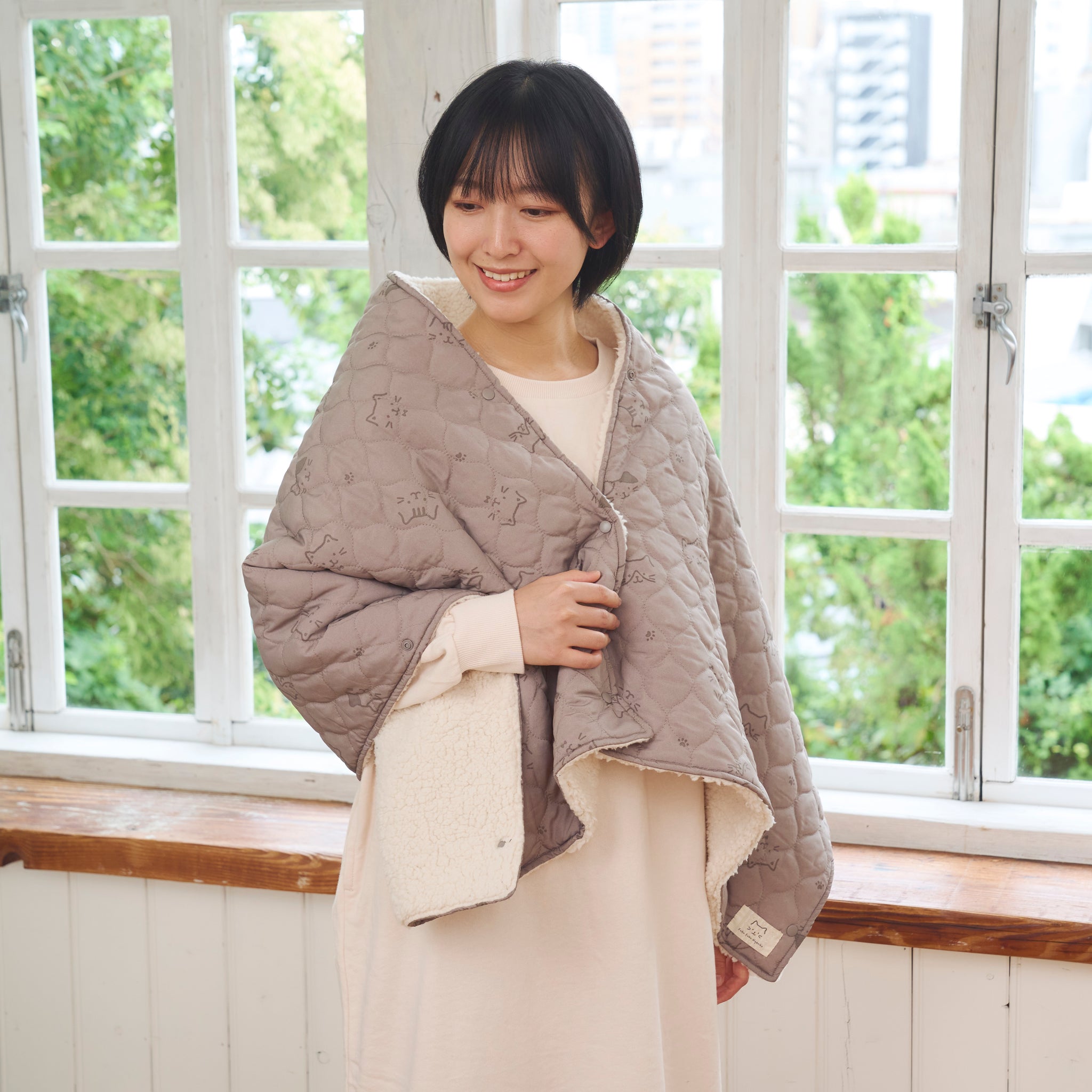ふくふくにゃんこ 中綿キルト3WAY ブランケット ケープ – HAPiNS