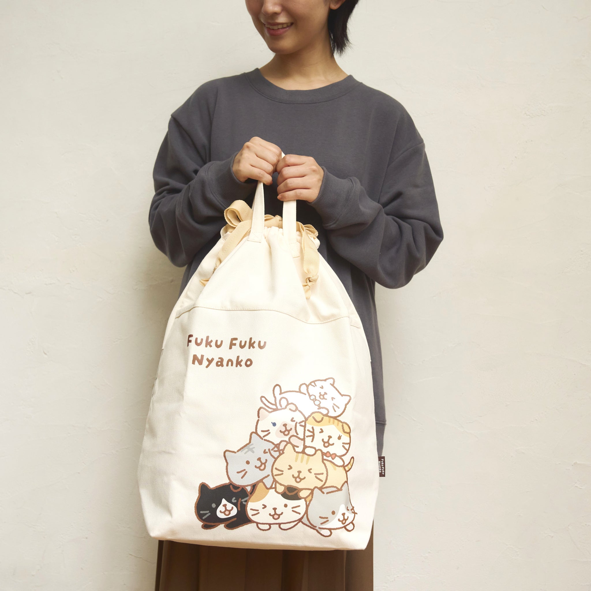 ふくふくにゃんこ むぎゅっとにゃんこストレージ巾着 – HAPiNS online shop