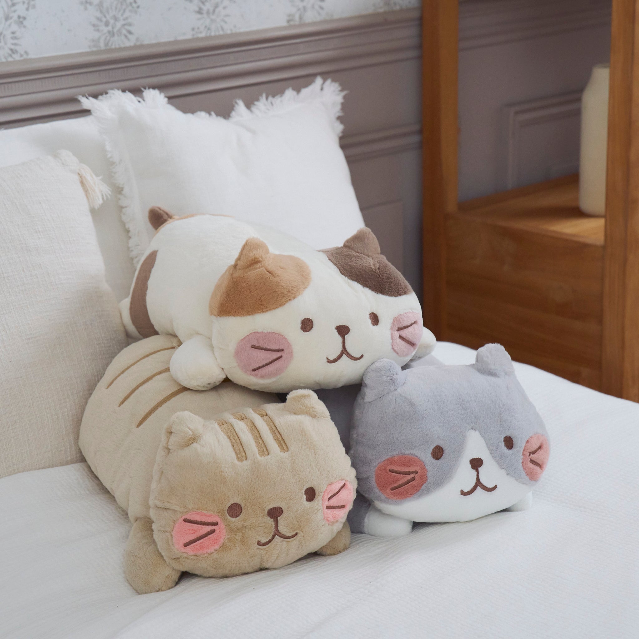 ふくふくにゃんこ まんまるほっぺ寝そべりクッション 【WEB限定