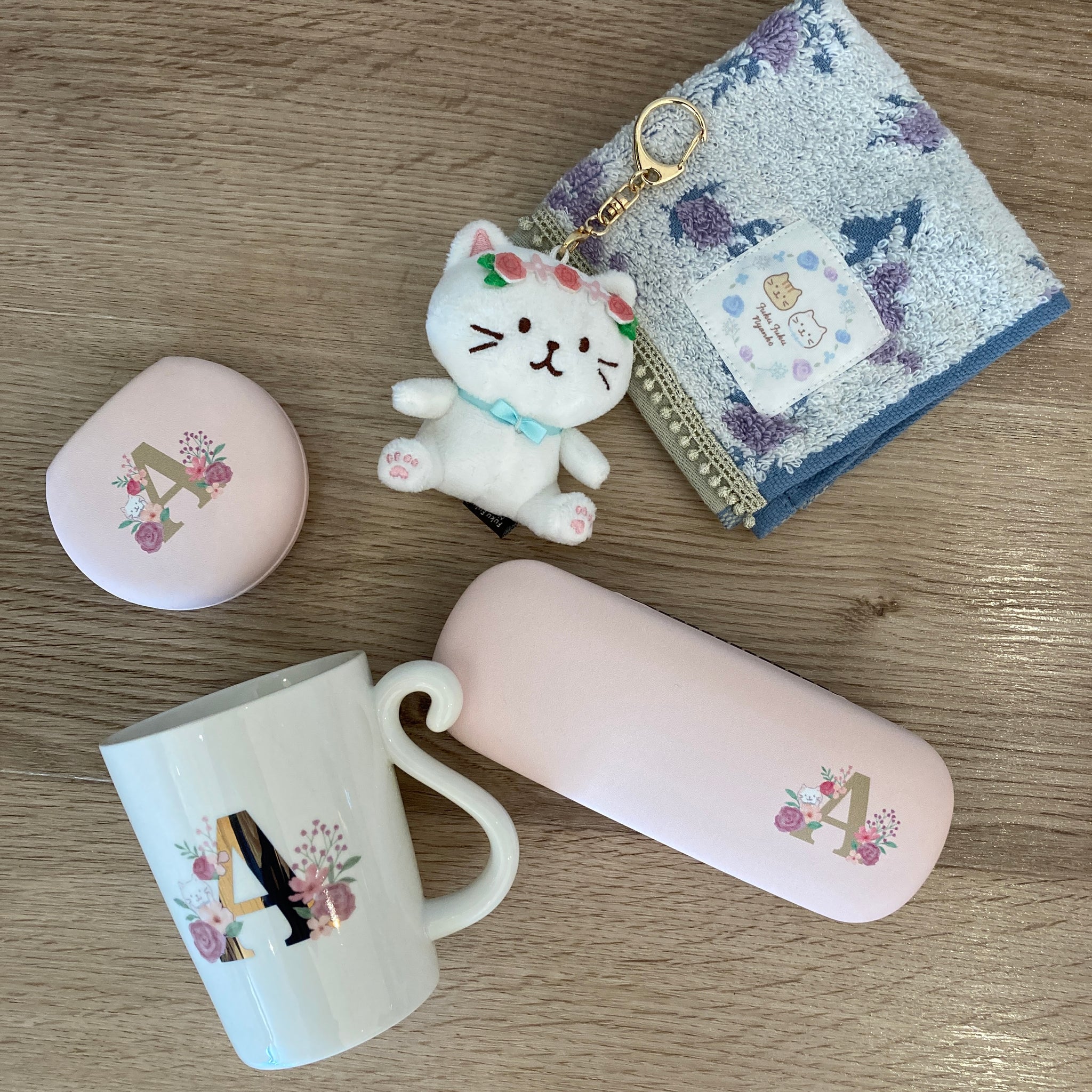 ふくふくにゃんこ イニシャルマグ – HAPiNS online shop