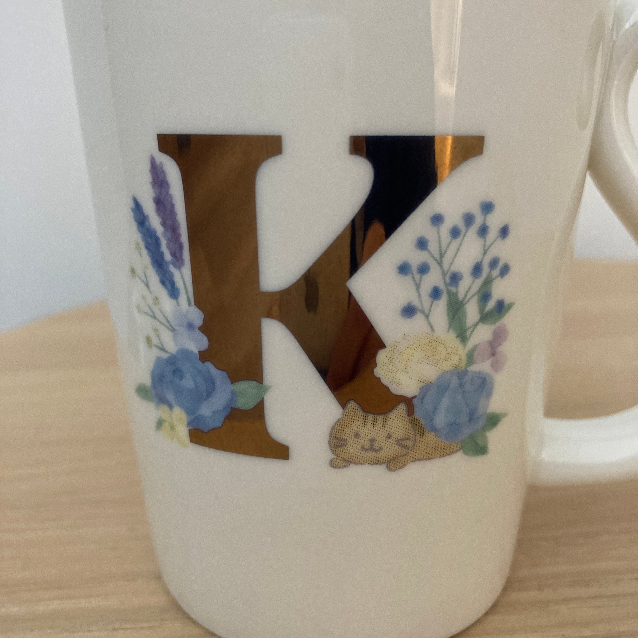 ふくふくにゃんこ イニシャルマグ – HAPiNS online shop