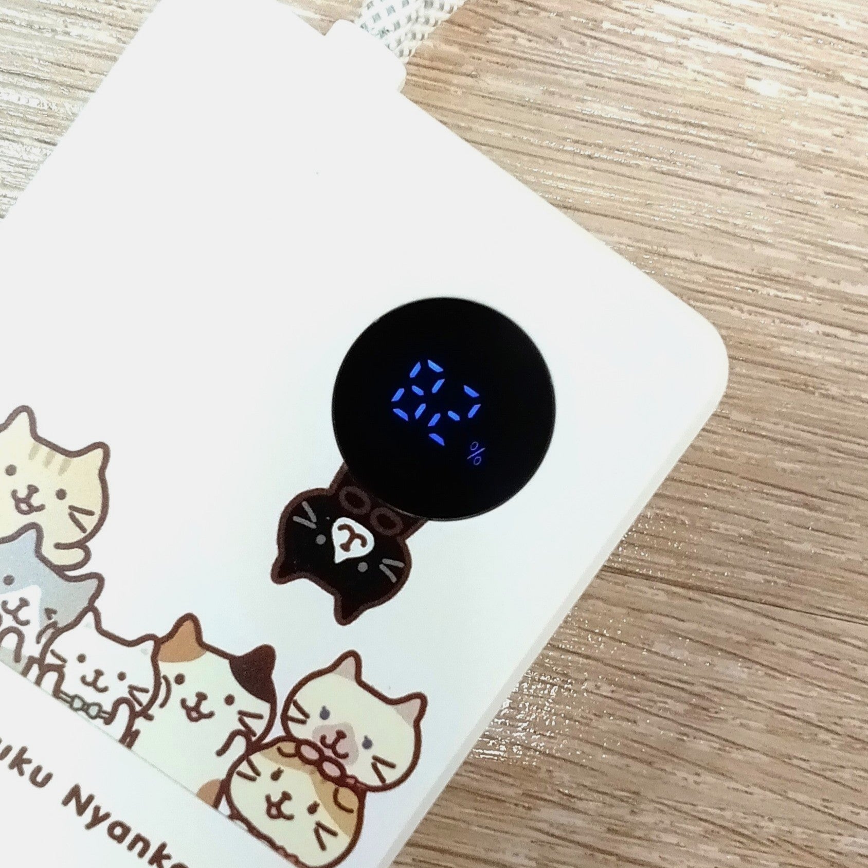 ふくふくにゃんこ 2WAY モバイルバッテリー ＆ ACアダプタ – HAPiNS